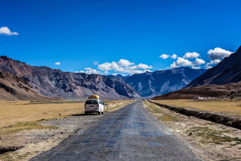 Quando l’Himalaya incontra tre ruote, il buon senso resta a valle