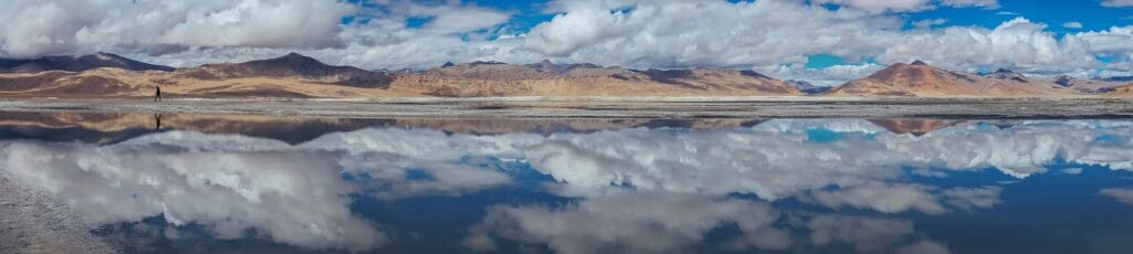 Articolo su Leh in Ladakh: panorama del lago Tso Kar in Ladakh, India del Nord