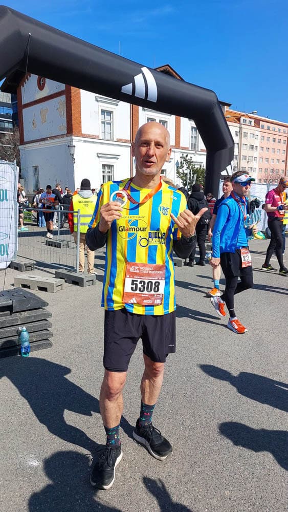 Valete felice con medaglia di finisher durante la mezza Maratona di Praga