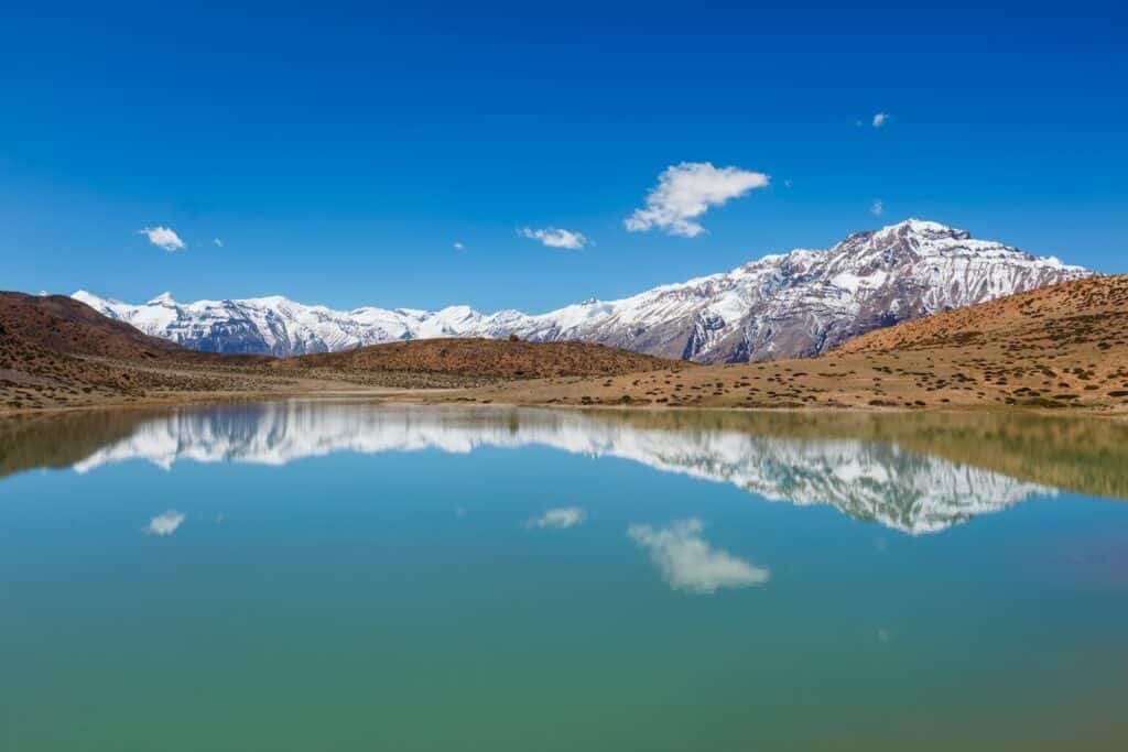 Himalaya - montagne che si riflettono nel lago Dhankar Lake. Spiti Valley, Himachal Pradesh, India 
